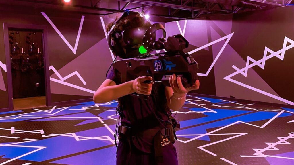 Enfant jouant à un jeu de réalité virtuelle dans l'arène de Zero Latency Montréal