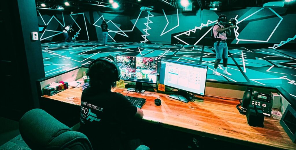 Maître du jeu surveillant les joueurs de réalité virtuelle